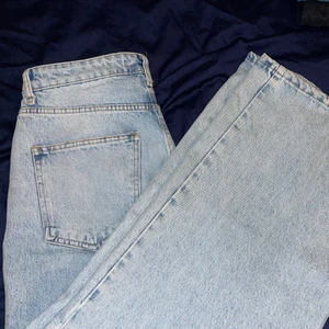 Blåa jeans - Blåa jeans från Gina Tricot. Perfekt ljus blå färg. Säljer då de ej kommer till användning. I bra skick.