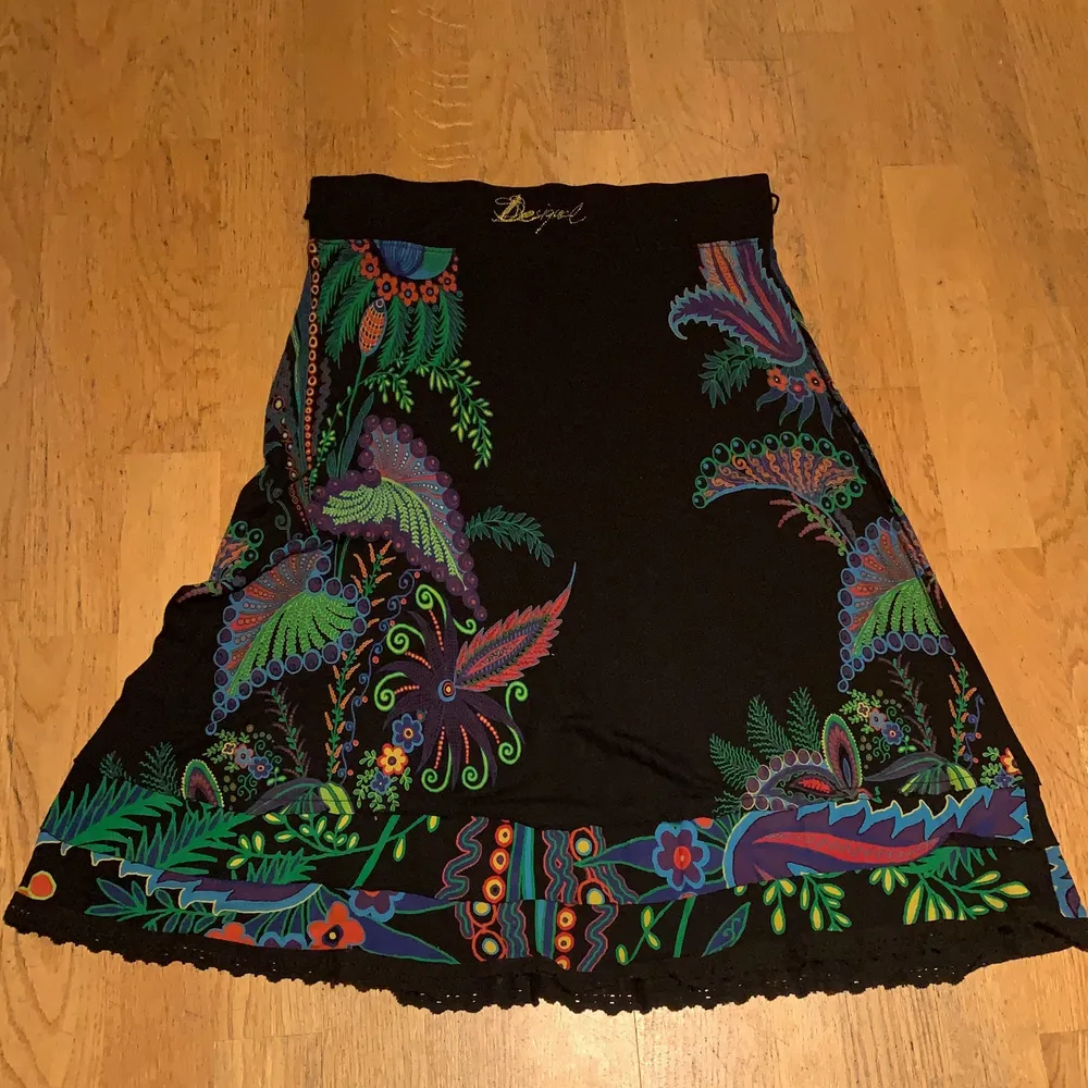 En Desigual kjol med fina mönster på . Hameet.