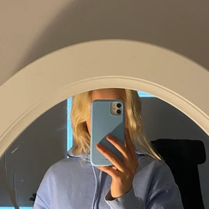 Blå hoodie - Blå hoodie från monki. Likadan som den lila. Säljer då den inte kommer till så stor användning.