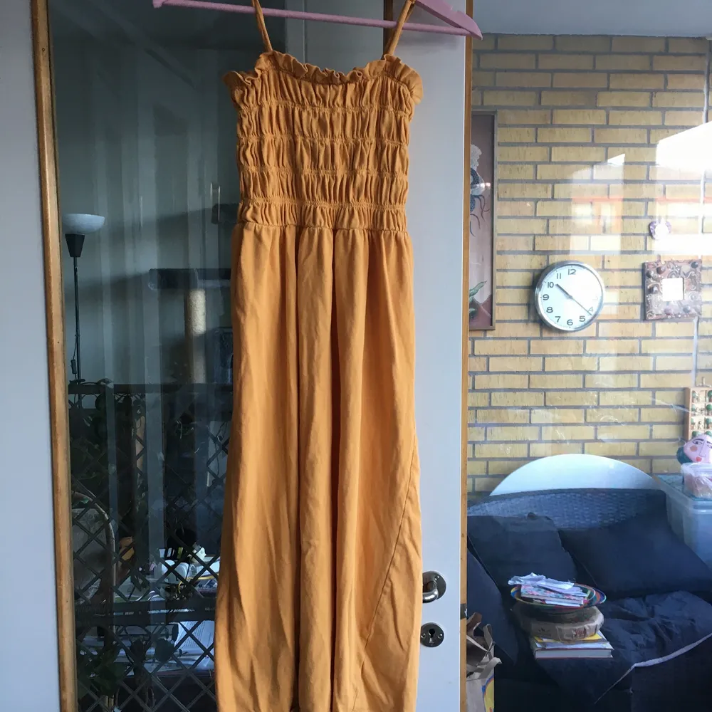 Säljer denna gula klänningen storlek XS men passar nog också S och M eftersom det är stretch. Perfekt för sommaren. Nypris 199 kr. Frakt ingår ej . Klänningar.