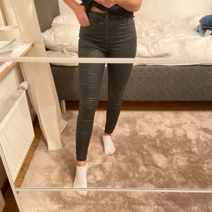 Gina Tricot  - Skinnbyxor kommer alltid vara inne!!! Nackdelen är bara att de är så DYRA!!! Börja höst handla till nästa höst redan nu!!! Puss, ps given frakt är ej riktigt. Kontakta vid intresse🖤🖤 #skinn