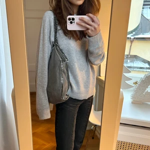 Stella McCartney väska - Säljer denna jättefina Stella McCartney väska då den inte kommer till användning. Tyvärr har jag tappat bort dustbag med flytten. Väskan är i väldigt fint skick och har inte använts jättemycket. Det är en grå lite större väska!❤️💞 vid snabb affär kan priset absolut diskuteras!💞
