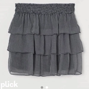 Rutig kjol - Säljer denna fina kjol från hm. Den är i fint skicka och använd fåtal gånger. Skriv vid intresse och frågor💕💕