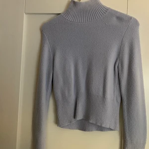 Stickad tröja, Zara  - En jättefin stickad tröja från Zara, den är mer lila/blå i verkligheten. Säljer då den inte kommer till användning. Jättefint skick bara använd fåtal gånger kanske 2 ggr bara! 