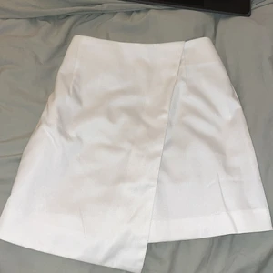 Kort vit kjol - Jättefin kjol från Glamorous som jag aldrig använt 💞 Vet dock inte storleken men skulle gissa på en S