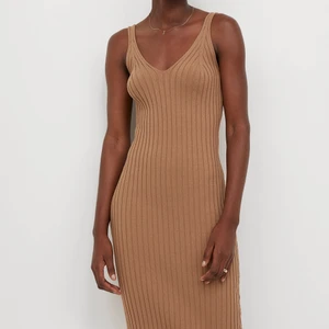 H&M stickad klänning brun - Säljer denna helt och hållet nya klänning från H&M i ett mjukt stickat material😍 bara att skriva till mig om du har frågor