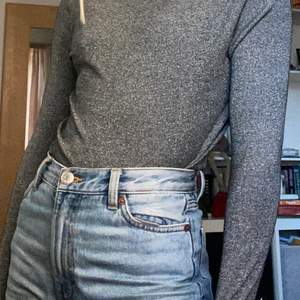 Jättefin tröja till nyår från Vero Moda. Använd en gång så i jättefint skick! Jättesnygg till kjol eller jeans. Har polokrage.