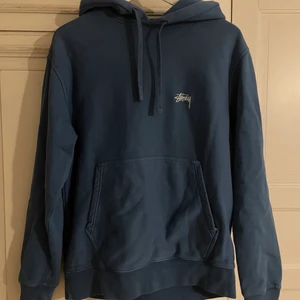 Stüssy hoodie - Blå Stüssy hoodie i fint skick. Nypris 1100kr, säljes för 300kr. Köparen står för frakten!