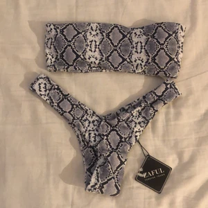 mönstrad bikini strl S - vadderad bikini (tubetop, inga straps). aldrig använd, lapparna finns kvar.