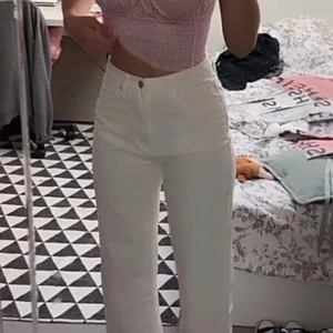 vita jeans - säljer mina vita jeans då jag har 2 lika dana, jätte sköna och inpricip i nyskick. Längd: 106cm Midja: 74 cm Pris går att diskutera, hör av er vid frågor!