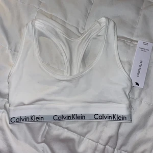Calvin Klein Vit BH, XS - Helt oanvänd, ny bh från Calvin Klein! Lappen sitter kvar, priset är överstruket pga att jag fick den i present. 