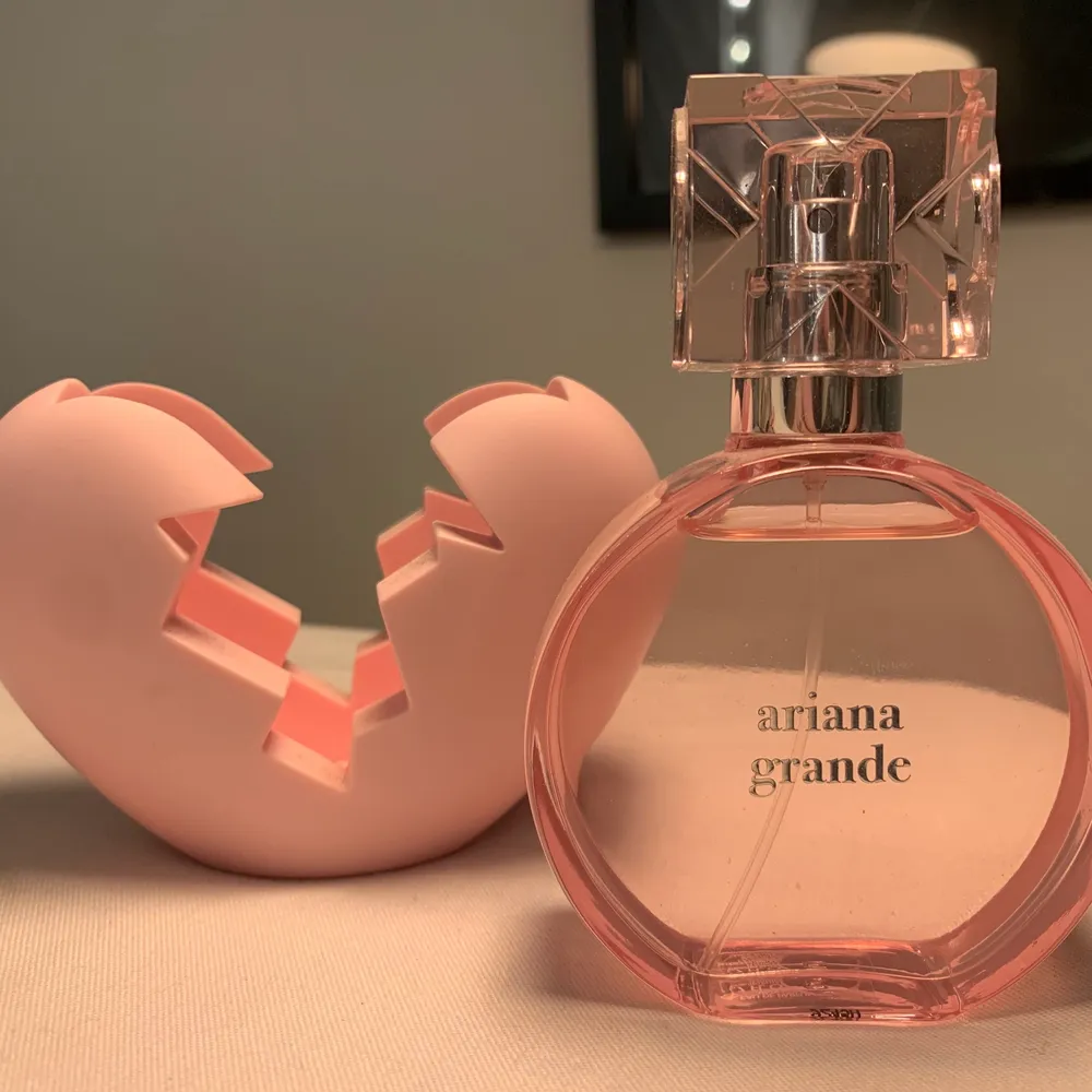 Säljer min fina Ariana Grande parfym som aldrig kommer till användning pga för många andra parfymer jag har. Den är alltså knappt använd endast några få gånger. Det är en 50 ml, skriv gärna vid intresse!🥰. Övrigt.