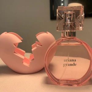 Ariana grande parfym 50 ml - Säljer min fina Ariana Grande parfym som aldrig kommer till användning pga för många andra parfymer jag har. Den är alltså knappt använd endast några få gånger. Det är en 50 ml, skriv gärna vid intresse!🥰