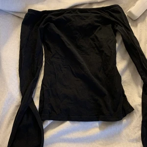 Tröja  - Jätte fin tröja som man kan ha som en vanlig och off shoulders