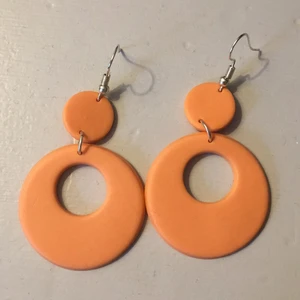 Örhängen  - De är från ett företag som heter Ohker studio (se instagram). De är knappt använda, priset är inklusive frakt:) tar emot Swish. Hållbara av bra lera! Finns fler av samma märke i min profil!:)