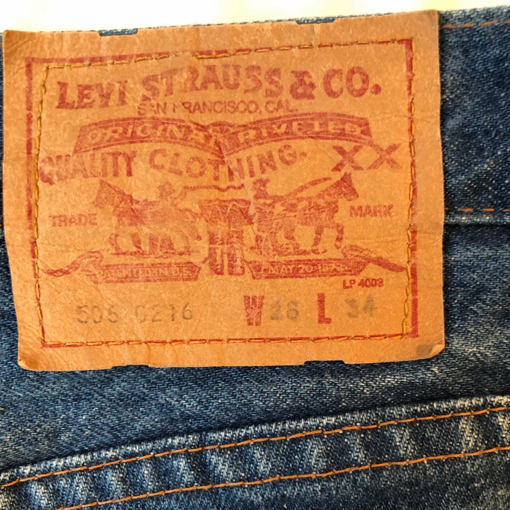 Vintage mörkblåa Levis jeans som har strl W28 och L34. Köparen står för frakt. . Jeans & Byxor.