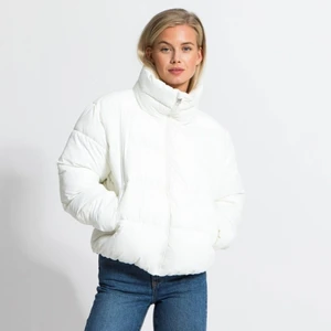 Vit pufferjacka - Superfin vit pufferjacka i storlek S knappt använd och som ny. Sitter precis som på bilden, och om fler bilder önskas, Skriv. Priset är inklusive frakt.