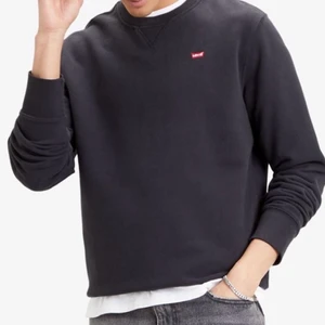 Levis sweatshirt  - Säljer denna snygga sweatshirten feån levis! Bra skick men lite urtvättad! Kontakta mig vid intresse:)