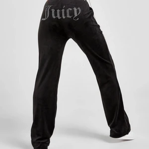 juicy couture byxor - nästan helt nya använt ute 1 gång, storlek xs men passar s också! väldigt bra skick nästan aldieg använda. Kan tänka mig gå ner i priset lite vid snabbköp.