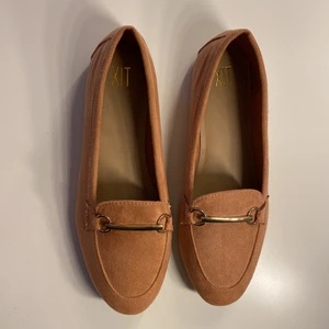 Ballerina skor med gulddetalj - Här har vi ett par jättefina ballerina skor i storlek 36. Köpte de för cirka två år sedan på scorett men har bara använt dem en gång. Man kan säga att de är i nyskick!🙂 Skorna har en gammalrosa färg, materialet är i mocka. Skorna har dessutom fin gulddetalj där fram.🙂 Köparen står för frakten!