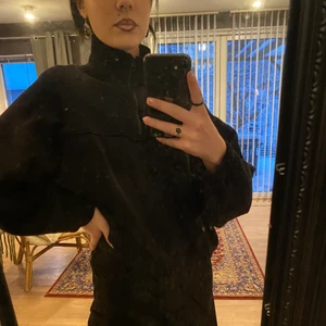 Svart tjocktröja  - Svart tröja köpt på weekday. Fint skick