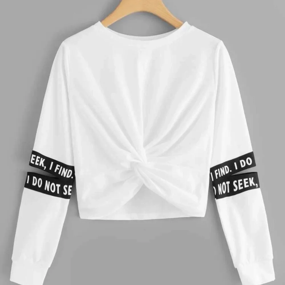 En sweatshirt från shein som inte kommer till användning. Skriv för fler bilder🤍 (Obs står ej för frakt eller postens slarv). Tröjor & Koftor.