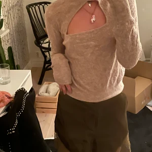 Cool tröja🍒 - Super snygga tvivlad trendig tröja i från zara. Storlek L men passar mig som är en xs/s🖤 knappt använd❤️