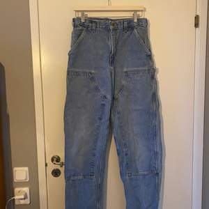 Carhartt jeans st 32x34. Slitna vid hälarna. 
