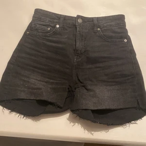 Shorts - Ett par jeanshorts med grå/svart tvätt. Sitter perfekt i midjan men blir sedan lösare. Dem går att klippa kortare men jag har föredragit dem i denna längden.