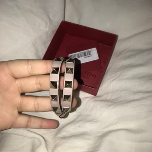VALENTINO STUD BRACELET - Säljer mitt valentino armband som är köpt 2020 på NK i Göteborg. Du får med box, dustbag, extra nitar och även den lilla etiketten som bevisar att armbandet är äkta.