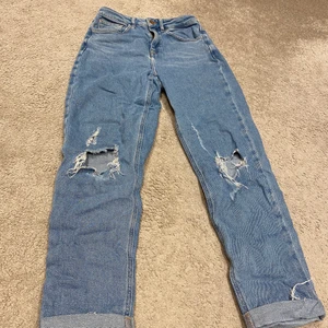 Mom jeans från zarlando, new look 915 - Mom Jeans i storlek 164 (men passar som S. Köpta från Zarlando för nått år sen men De är i väldigt gott skick. Säljes då de inte kommer till användning längre. Köpta för 299 men jag säljer för 150kr + frakt