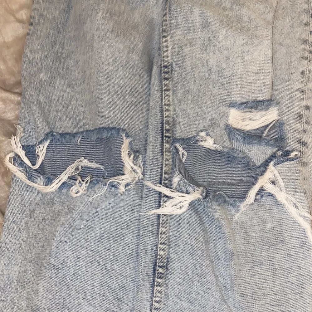Ett par jeans från H&M som jag köpte för 400kr och nu säljer jag de för 100kr de var trasiga frånbörjan när jag köpte dom då de var en knapp som hade låsbar men de har inte synats när jag haft på mig byxorna att de inte är en knapp där💗. Jeans & Byxor.