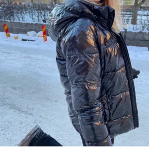 Mörkblå jacka - Säljer denna jacka som jag köpte från plick! Säljs då det stod fel storlek i beskrivningen. Jackan passar en XS/S. jätte snygg och inga defekter. Skick 9/10. Mörkblå glansig jacka från hollister!!