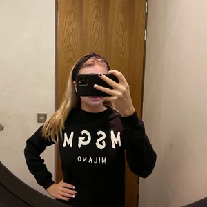 MSGM sweatshirt  - En basic MSGM sweatshirt. Bra kvalitet. Tröjan är i bra skick, inte använd så många gånger. Passar för personer som vanligtvis har S & XS.