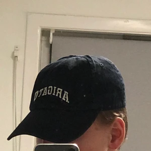 Axel arigato keps - Aldrig använd, köpt på hemsidan för 699kr säljer för 450. Kan gå ner i pris vid snabb affär