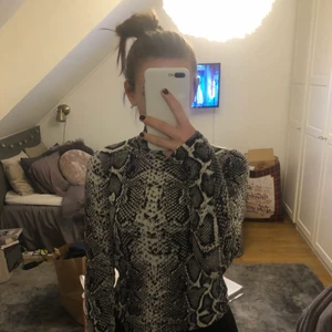 Ormmönstrad tröja - Storlek M men är tunn och stretchig i materialet. 