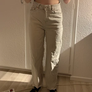  Beiga jeans  - Pris + frakt 66kr eller kom och hämta. 