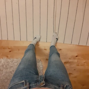Jeans - Medelmidjade jeans storlek xs från never denim, är till fotknölen på mig som är ca 170 lång. Frakt tillkommer men pris kan diskuteras