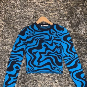 Zara topp - Slt tröja från zara. Helt oanvänd, köptes i Rom i början av december :) Lite croppad och slutar lite under naveln ungefär. Storlek xs. Hör av dig vid intresse! <33