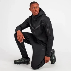 Nike tech fleece tracksuit - storlek m - Säljer min svarta Nike tech fleece tracksuit. Tröjan är i storlek m och byxorna i L - men passar m också. Den är i bra skick 9/10. Den är använd i cirka 2 månader. Inköpt för 3 månader sedan på Asos för 2600 kr.