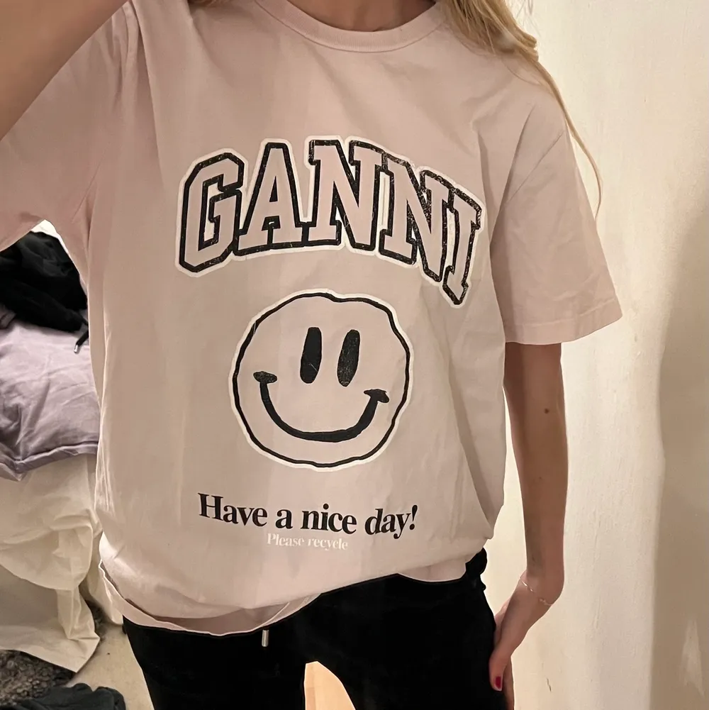 Säljer denna så fina nästan oanvända tshirt från ganni💓 så fin ljusrosa färg!! Priset inklusive frakt📦🤎. T-shirts.