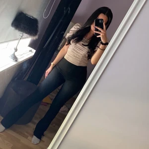 Kostymbyxor  - Kostymbyxor från zara med slits nertill.