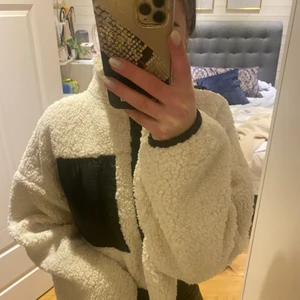 Tröja - Super mysig kofta/tröja från Gina. Teddy med svarta snygga detaljer. Använd en gång