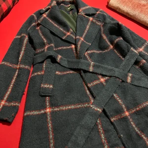 Kappa  - En kappa från BikBok säljs då den inte kommer till användning längre. Hel och fin passar bra till nu till vädret.