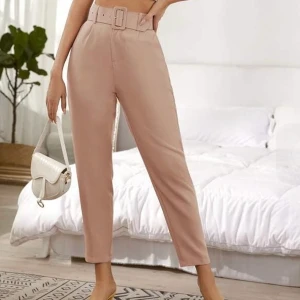 Byxor  - Kostymbyxor i storlek M men passar även S. Använda endast 1 gång. Är i perfekt skick. Hör av er vid frågor eller funderingar. 