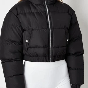 Svart bomberjacka  - En fin jacka som passar nu till vintern och håller en varm! Helt oanvänd och inga skador