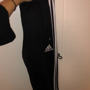 Adidas byxor - Adidasbyxor. Inga så mycket använda, storlek s.