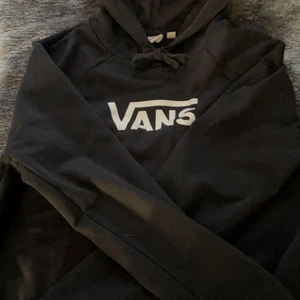 Vans Hoodie  - En nästan oanvänd Vans Hoodie i en lite kortare modell🦋 Storlek xs✨ köptes förra året