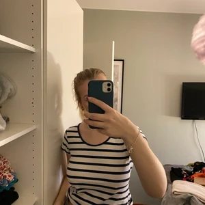 Randig tröja - Söt randig t shirt !🤍🖤🤍🖤🤍🖤🤍