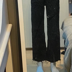 Svarta jeans - Använt några gången tills jag blev för lång jag är 1,60, skulle säga att längde som man ska va om man vill ha dessa är 1,55-1,58 ungefär. Som ni ser är de för korta.